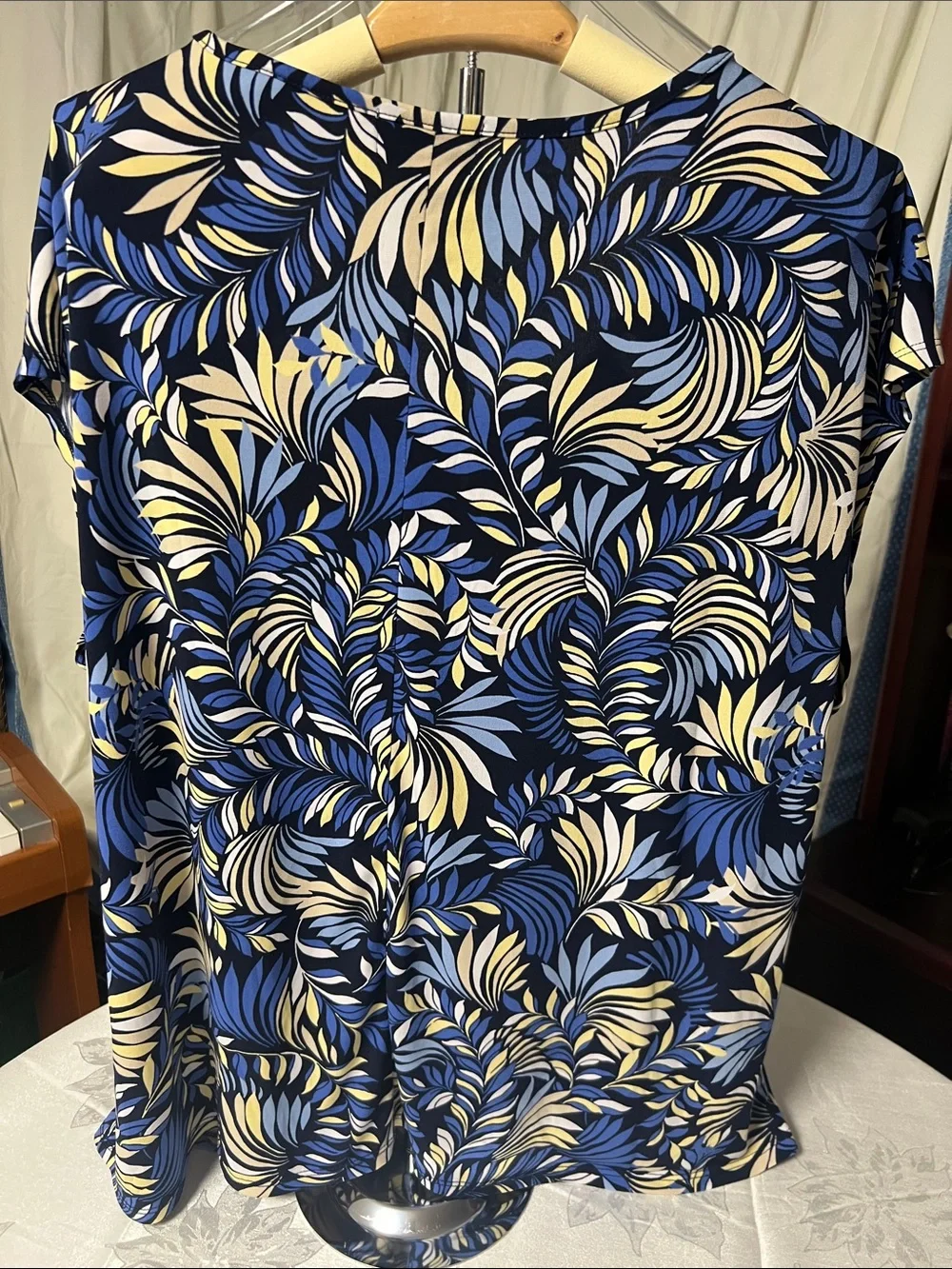 Carmen Marc Valvo Navy, Blue & Cream Leaf-Print Short Sleeve Top - Picture 2 of 8